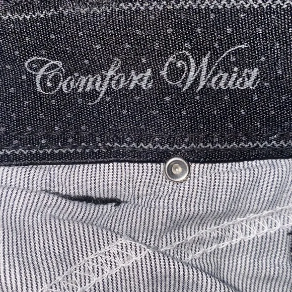 intro. Black Capri pants cropped short black stretch jeans comfort waist size 6‌ - Picture 6 of 10